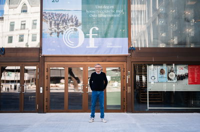 Simon Halsey står foran Oslo Konserthus